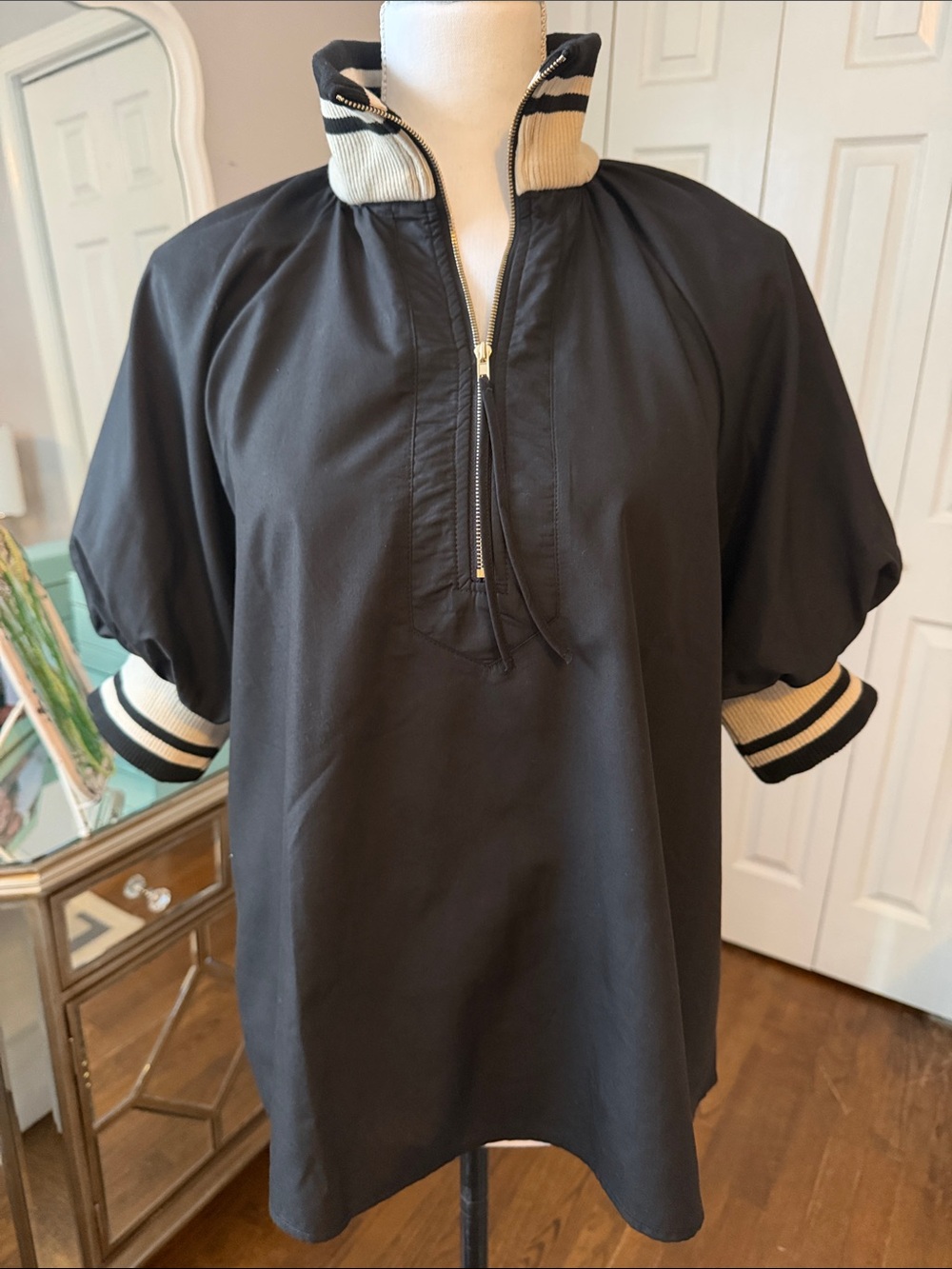 entro Black Short-Sleeve Pullover Shirt with Contrast Collar and Cuffs Medium ❤️